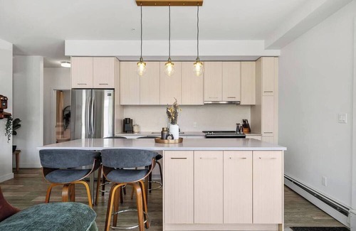 Whyte ave Condominio | Private patio stay near Whyte Ave, UofA Hospital, and West Edmonton Mall
