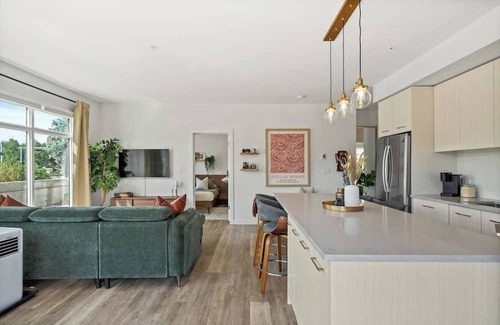 Whyte ave Condominio | Private patio stay near Whyte Ave, UofA Hospital, and West Edmonton Mall
