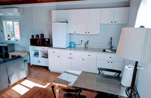 Alert Bay Casa | Cliff Haven on the Bay, Panoramic Ocean & Mountain views, 1 bdrm, 2 beds Cottage