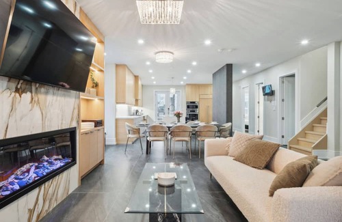 North York Casa | Luxury 4 Bedroom Retreat Steps to Yorkdale Mall