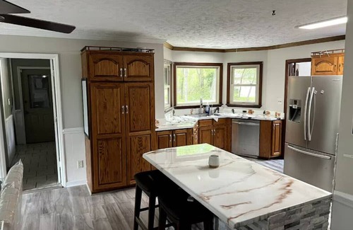 Fayetteville Apartamento | Hot Tub Hideout Family Retreat + Spacious 5 BR