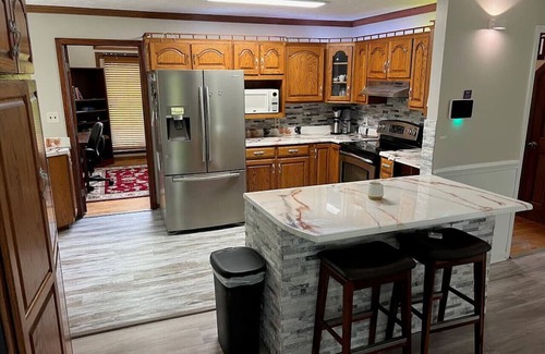 Fayetteville Apartamento | Hot Tub Hideout Family Retreat + Spacious 5 BR