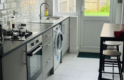 Broad Green Casa | Charming 4-bedroom house in Croydon for a delightful stay