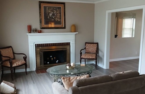 South Kansas City Casa | Cozy - Centrally Located 2-bedroom house