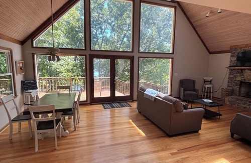 Scottsville Casa | Beautiful 3-bedroom lake house with view, direct dock access, game room and more