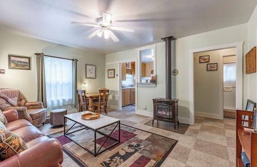 Garfield Cabaña | Papa's Cottage- Dog Friendly- Close to Monarch