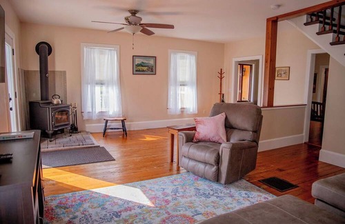 Canton Otro | Willow View - 4-bedroom renovated Farmhouse surrounded by nature