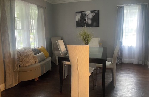 Kansas City Casa | Jazzy Charmer located in the Heart of Kansas City, MO., & Close To Everything KC