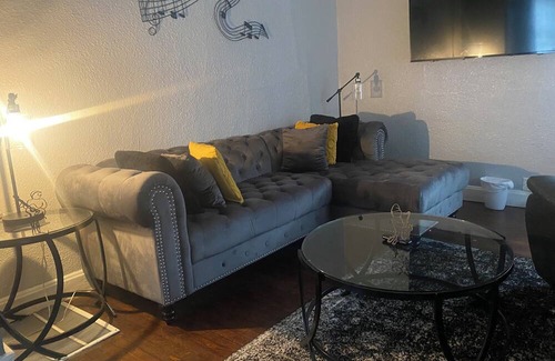 Kansas City Casa | Jazzy Charmer located in the Heart of Kansas City, MO., & Close To Everything KC