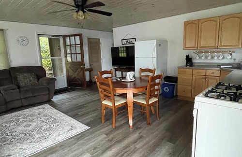 Alton Bay Cabaña | Charming 1 bedroom Lakefront Cottage