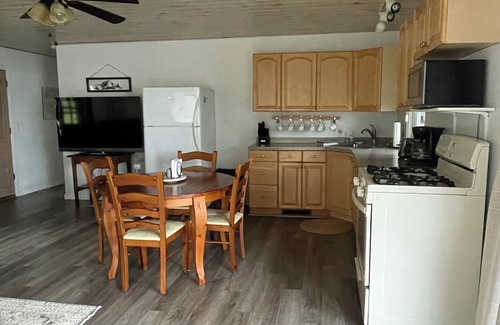 Alton Bay Cabaña | Charming 1 bedroom Lakefront Cottage