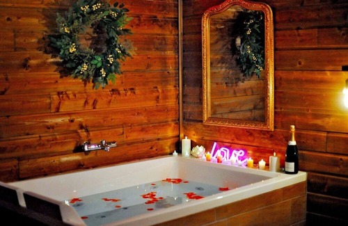 Bourgoin-Jallieu Apartamento | Le Chalet enchanteur/PRIVATE XXL spa/CINEMA screen/Optical fiber/2 min center