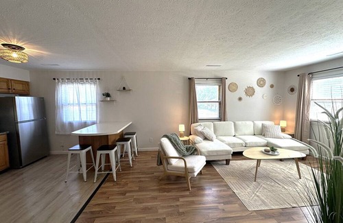 Normal Apartamento | Relax in Style Boho Vibes in Normal, IL