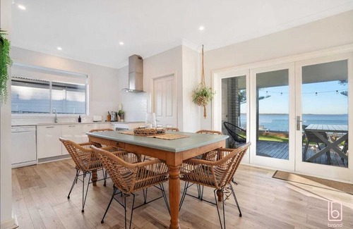 Central Coast Casa | Lakeside Lodge Toukley: A 3-Bedroom Home with Stunning Water Views