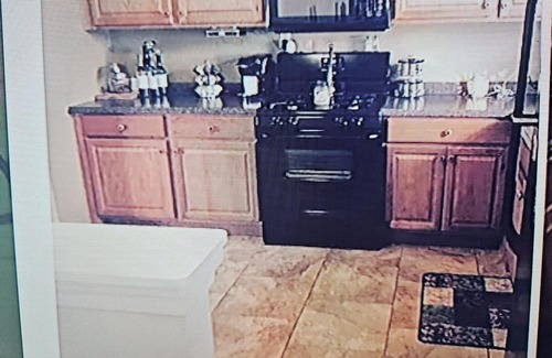 Austintown Casa | Charming 3-bedroom house with AC in Austintown. Smaller dogs are welcome.