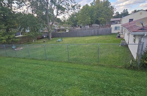 Austintown Casa | Charming 3-bedroom house with AC in Austintown. Smaller dogs are welcome.