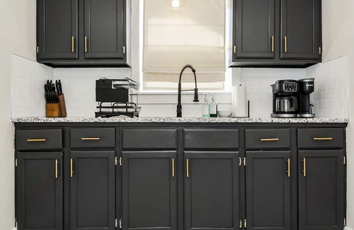 South Kansas City Casa | Cozy 2BR Near Hospitals, UMKC, Brookside, & Plaza