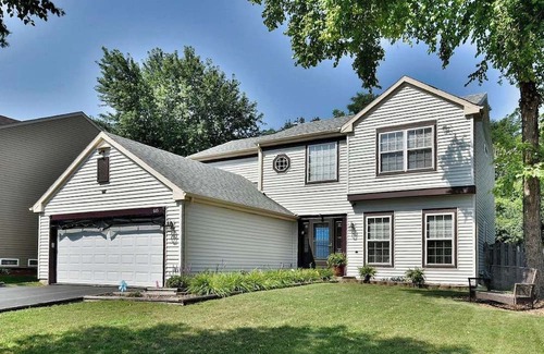 Lake in the Hills Casa | Charming 4-bedroom house with fitness room backyard and AC in Lake in the Hills