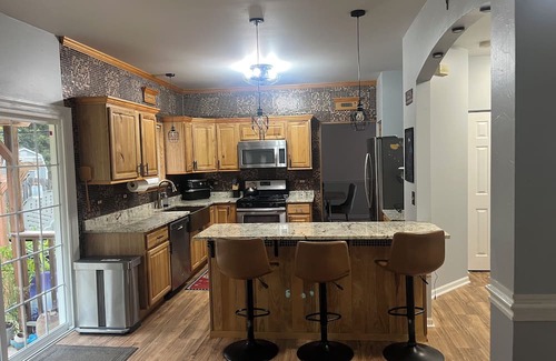 Lake in the Hills Casa | Charming 4-bedroom house with fitness room backyard and AC in Lake in the Hills