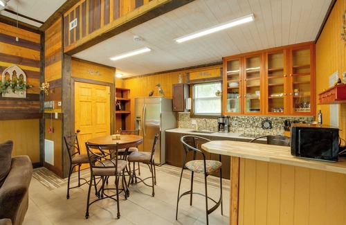 Lake Lafayette Cabina | Pet-Friendly Lake Lafayette Escape w/Fire Pit