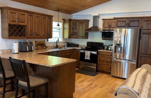 Goobies Casa | Welcome to Sunset Cove, Cozy home, enjoy the landscaped property & outdoor area.
