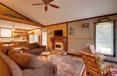 Lake Lafayette Cabina | Steps to Lake: Peaceful Cabin Escape in Odessa