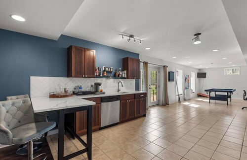 Dayton Casa | Luxury Family Group House near DC/Frederick/Baltimore w/Theatre, Game Room &Gym