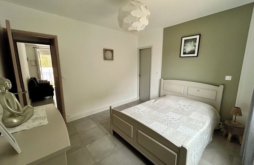 Gard Rhodanien Apartamento | 40 m2 apartment with small terrace and parking space