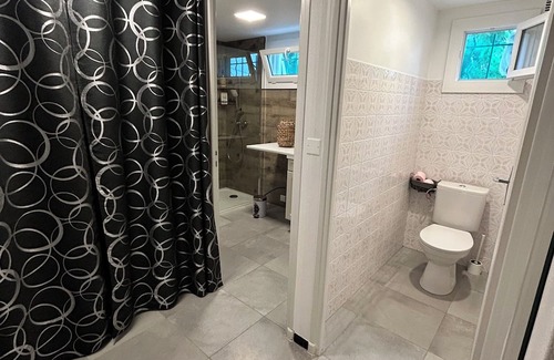 Gard Rhodanien Apartamento | 40 m2 apartment with small terrace and parking space