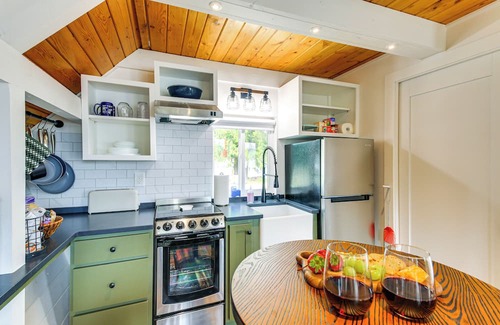 Newport Apartamento | Steps to Sacheen Lake: Cute Studio Cabin w/Deck