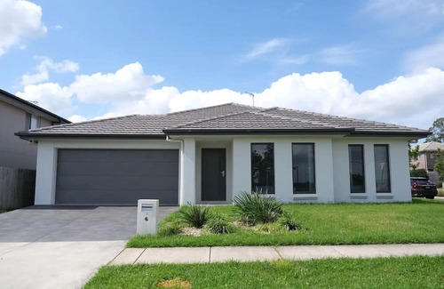 Kellyville Casa | Kellyville Modern & Stylish House for family &work