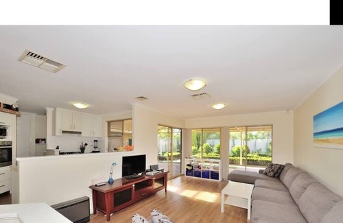 Silver Sands Casa | This house is a 4 bedroom(s), 2 bathrooms, located in Silver Sands, WA.