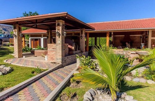Nabón Apartamento | Retreat Villa with Pool, Jacuzzi, and Pet-Friendly Stay
