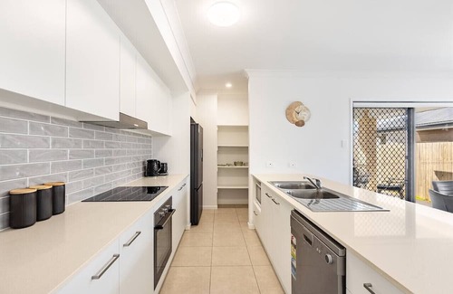 Logan Reserve Casa | Modern 3BR Family Home | Near Shops &Easy Brisbane