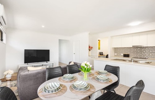 Logan Reserve Casa | Modern 3BR Family Home | Near Shops &Easy Brisbane