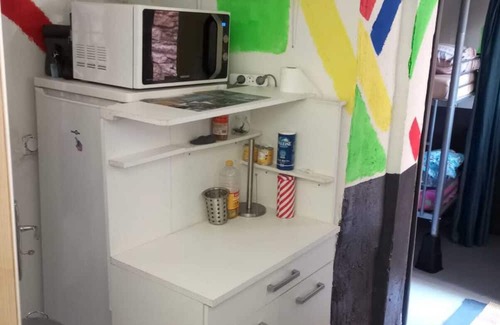 Bagnols-sur-Ceze Hotel | Hostel close to shops, fast food, bars, buses. Ideal for families