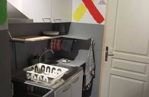 Bagnols-sur-Ceze Hotel | Hostel close to shops, fast food, bars, buses. Ideal for families