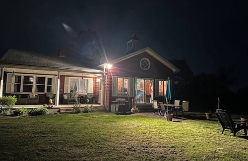 Anchor Bay Harbor Casa | Cozy 2-bedroom bungalow on Lake St Clair with plenty of room to dock your boat!