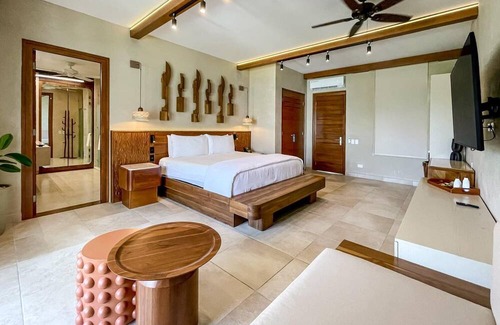 Pristine Bay Hotel | Deluxe Room at Las Verandas (2)