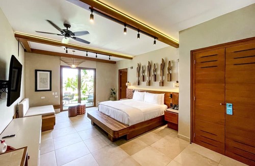 Pristine Bay Hotel | Deluxe Room at Las Verandas (2)
