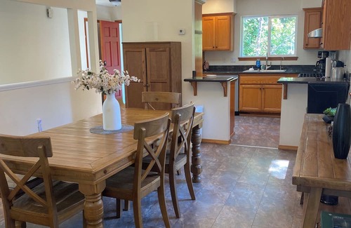 West Salem Casa | NW Salem 3 bedroom 2 bath house AC, takes pets, private lovely fenced backyard.