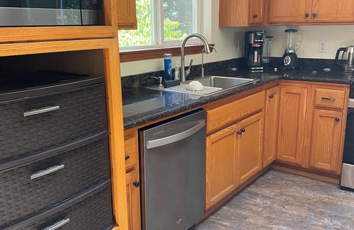 West Salem Casa | NW Salem 3 bedroom 2 bath house AC, takes pets, private lovely fenced backyard.