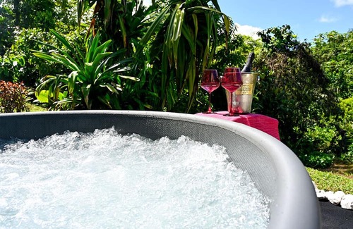 Furnias Casa | Luxury Meets Nature - Secluded Retreat, Jacuzzi, Tropical Garden, Mountain Views