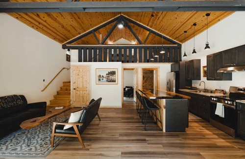 Lewis County Cabina | Luxury Barndominium-Hot Tub-Firepit-WIFI-EV-Nature