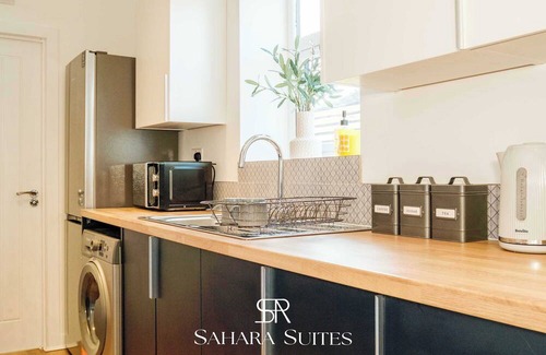Cradley Heath Casa | Stylish 5BR - Monthly Stay - Parking