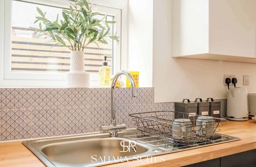 Cradley Heath Casa | Stylish 5BR - Monthly Stay - Parking