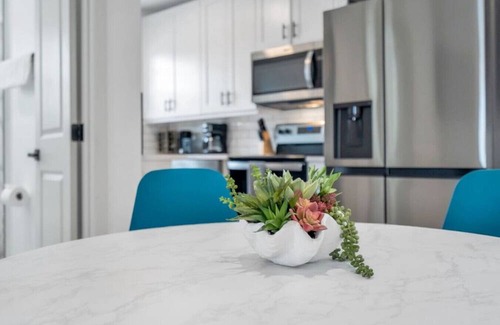 Tulane - Gravier Hotel | Centrally Located 6-BR Suite near Top Attractions