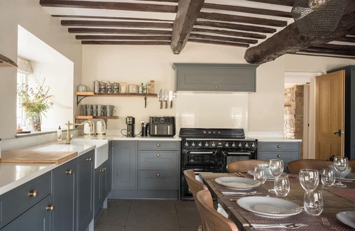 Bampton Cabaña | HOLWELL FARMHOUSE, pet friendly, with hot tub in Bampton, Devon