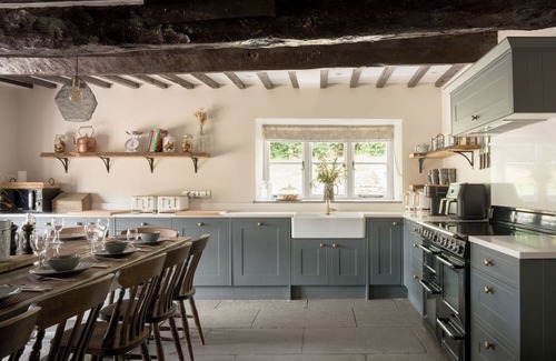 Bampton Cabaña | HOLWELL FARMHOUSE, pet friendly, with hot tub in Bampton, Devon