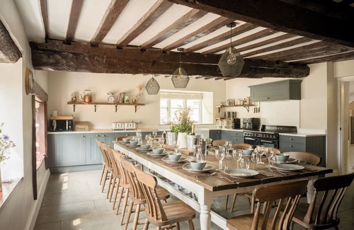 Bampton Cabaña | HOLWELL FARMHOUSE, pet friendly, with hot tub in Bampton, Devon
